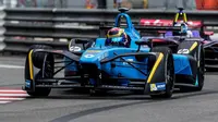 Pebalap Renault e.Dams asal Swiss, Sebastien Buemi, menjuarai seri kelima Formula E 2016/2017, Monaco ePrix, di Circuit de Monaco, Monako, Sabtu (13/5/2017). (Bola.com/Twitter/Michelin_Sport)