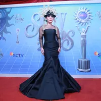 Penyanyi Syahrini dikabarkan memiliki kekayaan berjumlah 20 juta dollar atau sekitar Rp 280 milliar. Lantas apa komentar penyanyi yang penampilannya sering terlihat glamour tersebut. (Adrian Putra/Bintang.com)