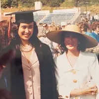 Saat Widiyanti wisuda tahun 1993, ia mengenakan blazer pink dan kalung mutiara dengan toga dan jubah hitamnya. Sang ibundanya pun tampil mengenakan blazer putih dan topi coklat besarnya. [@widi.wardhana]