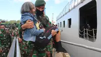 Nenek Sumiyati hidup sebatang kara di perbatasan RI-Papua Nugini akhirnya pulang ke kampung halaman bersama anggota TNI AD. (dok TNI AD)