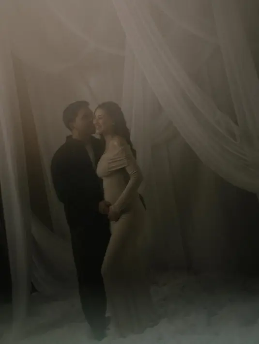 Warna cream yang lembut berpadu sempurna dengan dekorasi bernuansa putih dan earthy yang dirancang oleh @_prologdesign dan @niccatelier, menciptakan suasana yang hangat dan intim.  [Foto: IG/@fordem.co].