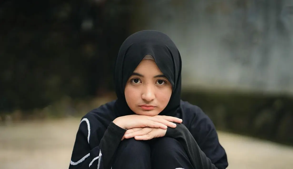 Saat mengenakan outfit serba hitam, Arafah Rianti terlihat begitu menawan. Meski penampilannya ini simpel namun gaya Arafah Rianti terlihat kece. Banyak netizen memuji penampilan sederhana Arafah ini malah membuatnya kian menawan. (Liputan6.com/IG/@arafahrianti)