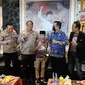 Kapolda Jabar Irjen Pol. Suntana bersama Arul Miftahul Huda, pemeran utama dalam pemutaran film 'Arul Hadiah Terbaik' di Cinema XXI Tasikmalaya, Jumat (20/5/2022). (Liputan6.com/Jayadi Supriadin)