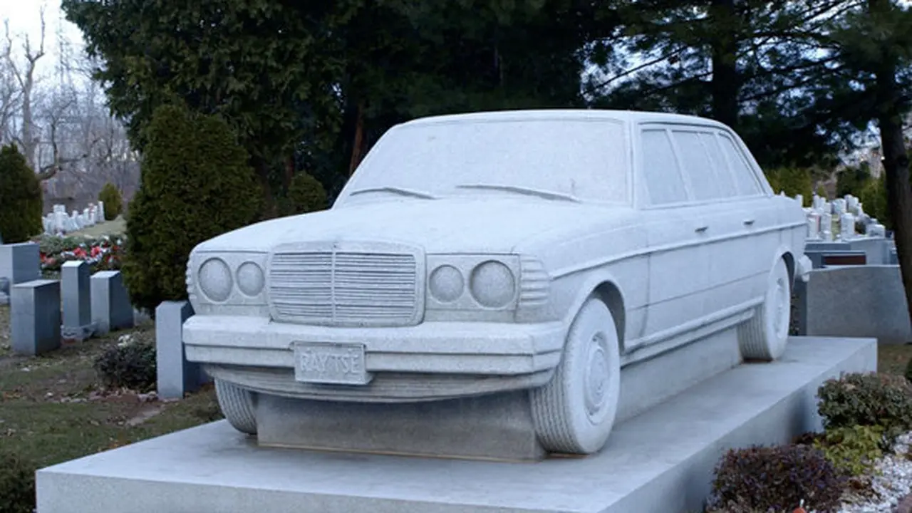 Di Makam Ini, Mobil Mercedes Jadi Batu Nisannya