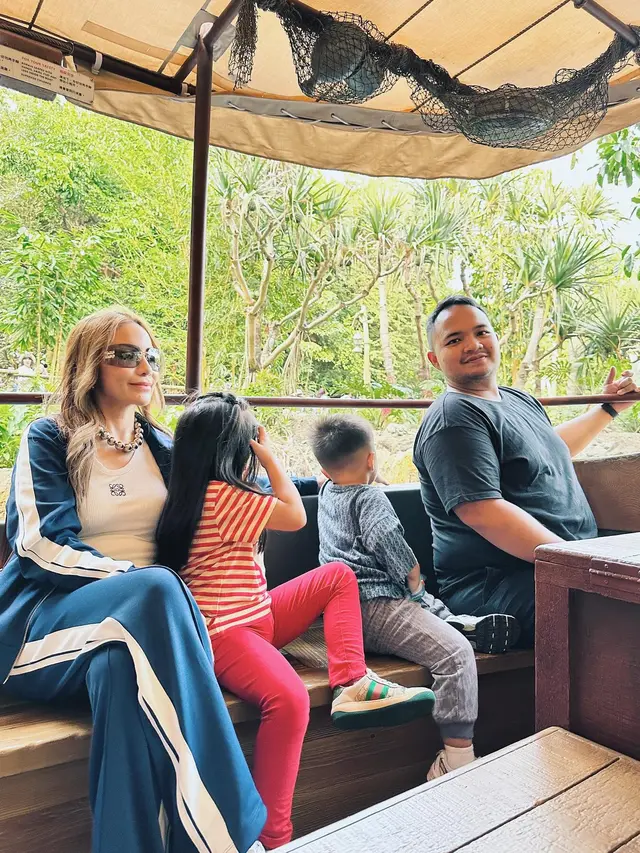 Rayakan Anniversary ke-7, Ini 7 Potret Liburan Momo Geisha di Hong Kong dengan Keluarga