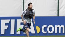 Bintang Argentina, Lionel Messi, berlari dengan beban saat latihan di Brinnitsy, Sabtu (23/6/2018). Argentina akan melakoni laga hidup mati Piala Dunia 2018 melawan Nigeria. (AFP/Juan Mabromata)
