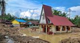 Warga desa berjalan menuju Gereja Protestan Angkola di desa Aek Ngadol, Tapanuli Selatan, Sumatera Utara, pada Kamis 25 Desember 2025, setelah banjir dan tanah longsor yang melanda di daerah tersebut pada akhir November 2025 lalu. Warga desa Aek Ngadol, Tapanuli Selatan, Sumatera Utara, merayakan Natal 2025 dalam suasana penuh keprihatinan. (AMROE/AFP)