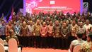 Menko Polhukam Wiranto (tujuh kanan) bersama Ketua Umum Ikatan Sarjana Hukum Indonesia (ISHI) Amzulian Rifai (tengah) foto bersama saat pelantikan PP ISHI di Kemenkumham, Jakarta, Senin (30/7). (Liputan6.com/Herman Zakharia)