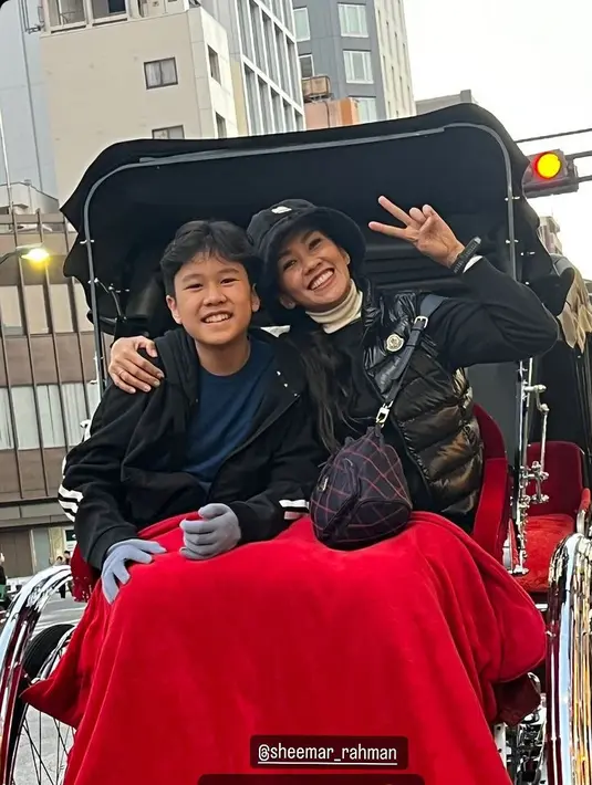 Melanie Putria juga mengajak putranya menghabiskan masa liburan di Jepang. Keduanya pun tampak kompak mengenakan baju musim dingin serba hitam. [@melanieputria]