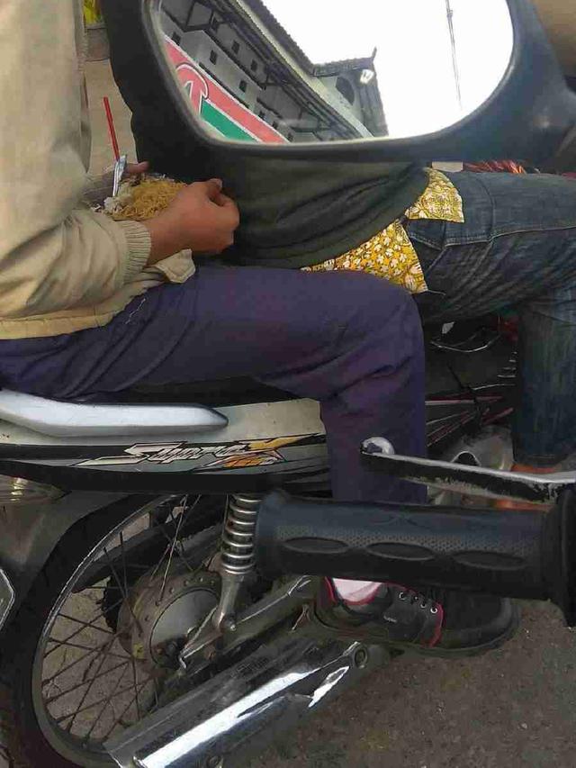 6 Aksi Nyeleneh Orang Makan di Motor Ini Bikin Tepuk Jidat