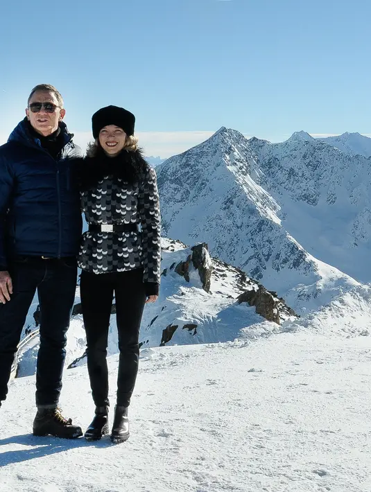 Daniel Craig dan lawan mainnya di film ‘Spectre’ yang merupakan aktris asal Prancis, Lea Seydoux, di lokasi syuting di ski resort of Soelden, Austria. Lea memerankan karakter dokter yang sangat pintar bernama Madeleine Swann. (Bintang/EPA)
