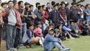 Suporter antusias menonton laga antara Universitas Muhammadiyah Malang (UMM) melawan Universitas Negeri Malang (UM) pada laga final Torabika Campus Cup 2017 di Stadion UM, Malang, Kamis, (02/11/2017). UMM menang 2-0 atas UM. (Bola.com/M Iqbal Ichsan)