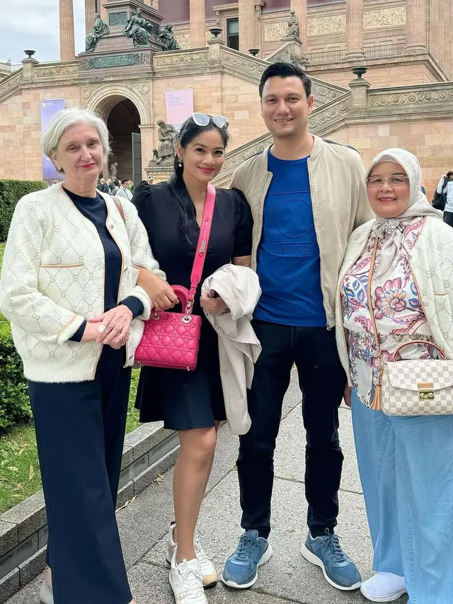 7 Potret Titi Kamal dan Keluarga Liburan di Berlin, Bertemu Mertua