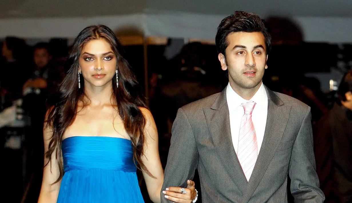 Pertanyaan mengenai pernikahan Ranbir Kapoor dan sang kekasih, Katrina Kaif telah menjadi perbincangan saat ini. Namun lawan main sang aktor di film terbarunya ‘Tamasha’, Deepika Padukone justru mengatakan hal mengejutkan. (Bintang/EPA)