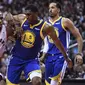 Pebasket Toronto Raptors, Kawhi Leonard, berusaha melewati pebasket Golden State Warriors, Kevon Looney, pada laga Final NBA di Scotiabank Arena, Toronto, Kamis (30/5). Raptors menang 118-109 atas Warriors. (AP/Frank Gunn)