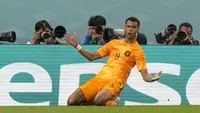 Pemain Timnas Belanda, Cody Gakpo melakukan selebrasi usai mencetak gol pertama ke gawang Timnas Senegal dalam laga matchday pertama Grup A Piala Dunia 2022 di Al Thumama Stadium, Doha, Qatar, Senin (21/11/2022) malam WIB. (AP/Luca Bruno)