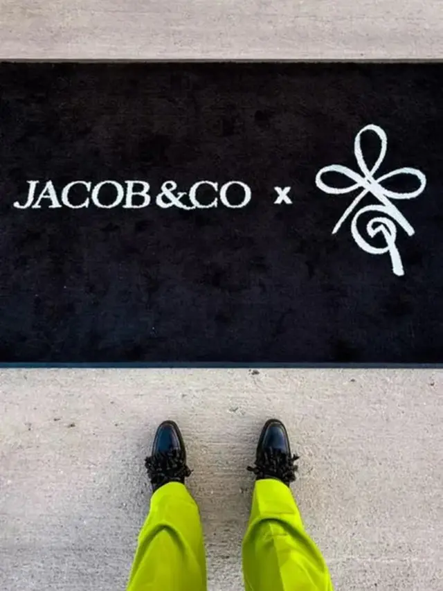 Karpet Private jet JACOB&CO X G-Dragon Ubermensch.  [dok. @8108108lowme, @xxxibgdrgn tiger_jae_ho, flyplanet9.com]