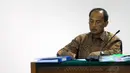 Mantan Deputi IV Bank Indonesia, Budi Mulya, tampak serius mencatat saat mendengarkan keterangan saksi ahli Guru Besar Luar Biasa Universitas Dipenogoro Sri Rejeki Hartono di Pengadilan Tipikor, Senin (5/5/14). (Liputan6.com/Miftahul Hayat)