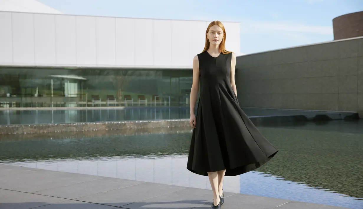 <p>Gaun ini menjadi warna lain dari Gaun Panjang Flare Ultra Stretch Tanpa Lengan. Desain yang timeless membuatnya mudah untuk dipadupadankan dengan outfit lainnya. Bahkan jika dikenakan polosan akan memberikan tampilan anggun yang clean.</p>