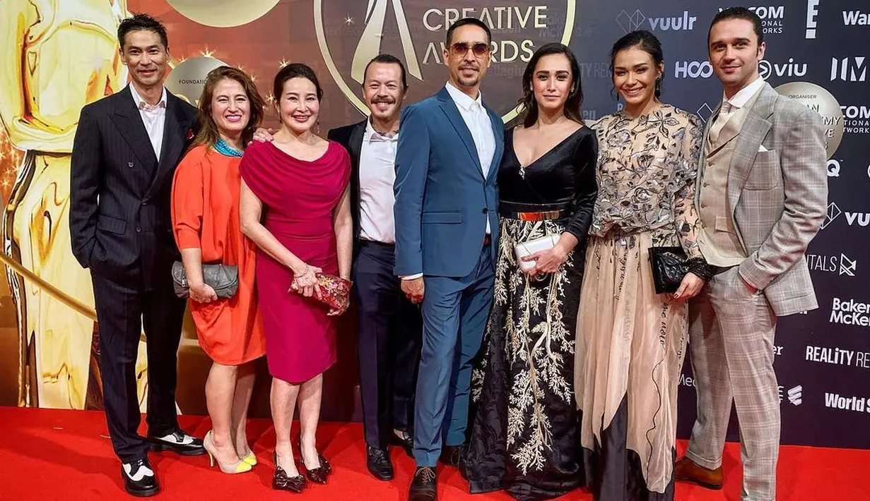 Di momen Asian Academy Creative Awards 2019, Adinia dan Wahr tampil serasi kenakan busana nuansa peach-grey. Adinia dengan dress bordir, Wahr dengan setelan jas. [Foto: IG/michaelswahr].