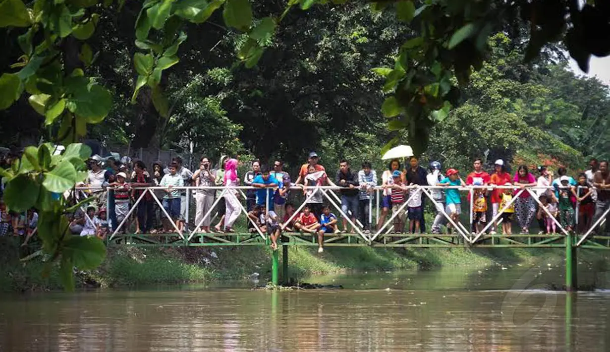 Warga pun dengan sabar menyaksikan berbagai lomba tujuhbelasan yang digelar di tengah-tengah sungai (Liputan6.com/Faizal Fanani)