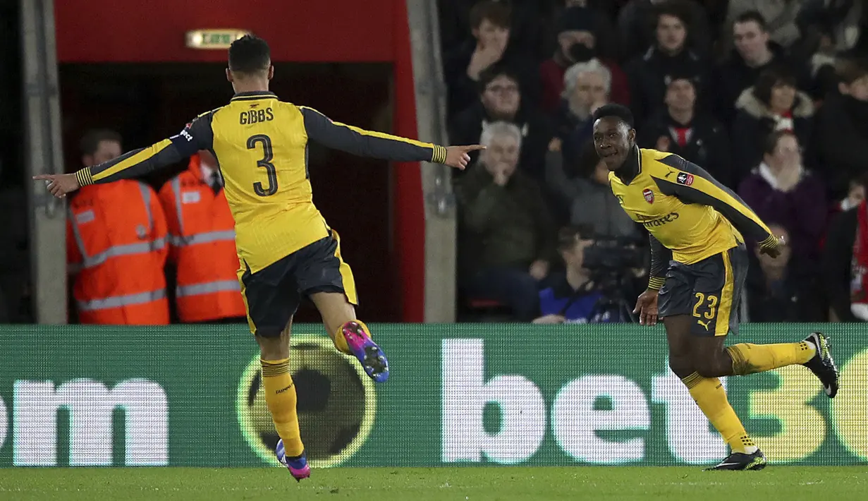 Pemain Arsenal, Danny Welbeck (kanan) merayakan golnya ke gawang Southampton pada putaran keempat Piala FA musim 2016-2017 di St Mary's Stadium, Southampton (28/1/2017. Arsenal menang 5-0. (Nick Potts/PA via AP)