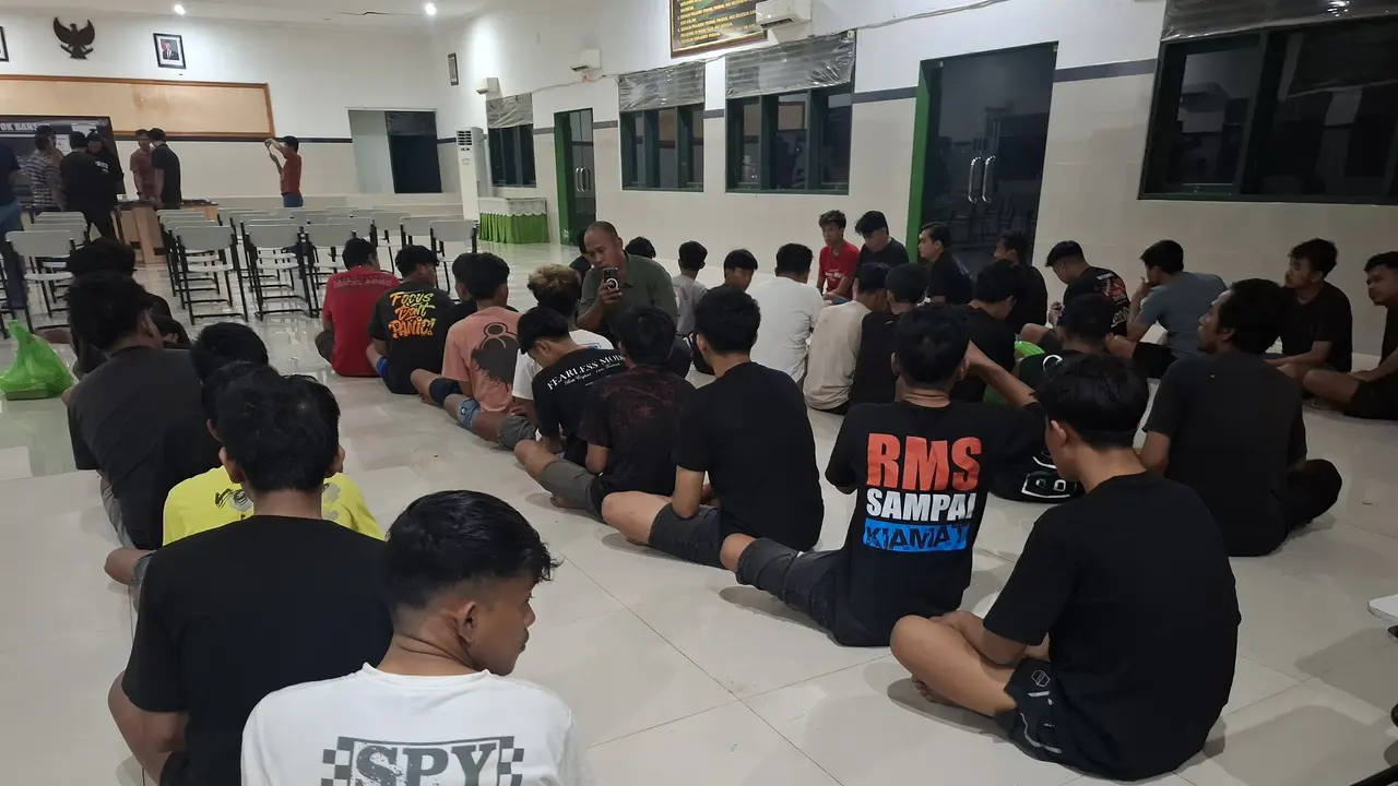 40 pelaku penipuan online di Sidrap ditangkap TNI (Liputan6.com/Fauzan)