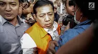 Tersangka kasus korupsi E-KTP Setya Novanto meninggalkan gedung KPK usai menjalani pemeriksaan di Jakarta, Selasa (21/11). Mengenakan kemeja putih yang dipadu dengan rompi oranye, wajah Ketua DPR itu tampak lelah dan lusuh. (Liputan6.com/Faizal Fanani)