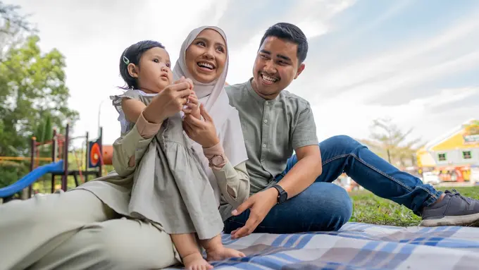 orangtua ayah ibu anak ramadan piknik