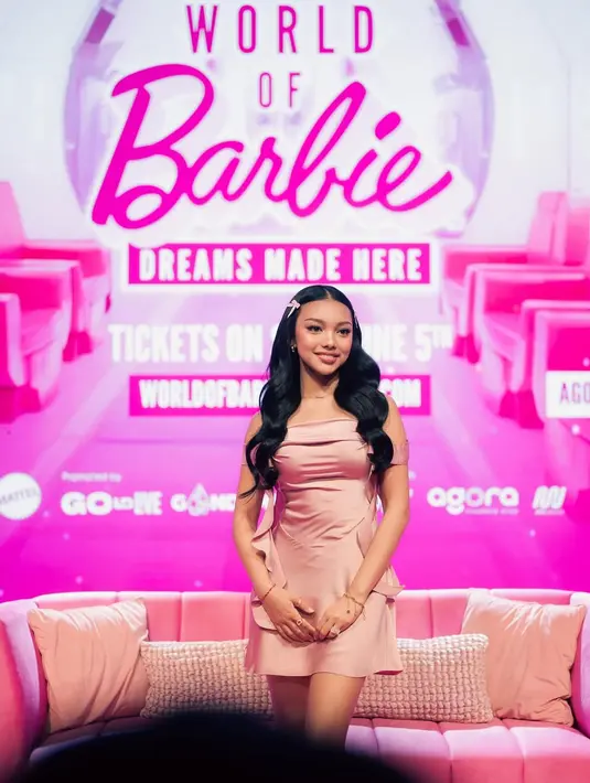 Dalam balutan gaun mini satin dengan potongan off-shoulder, Naura tampil bak Barbie hidup, feminin, elegan, dan percaya diri. [@naura.ayu].