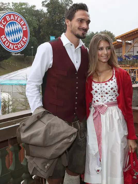 Bek Bayern Munchen, Mats Hummels berpose bersama istrinya Cathy Fischer selama berkunjung ke acara Oktoberfest di Munich, Jerman (2/9). (REUTERS/Alexander Hassenstein)