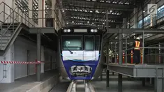 Bagian kepala kereta Mass Rapid Transit (MRT) melintas di Depo MRT Lebak Bulus, Jakarta, Kamis (12/4). 12 gerbong kereta MRT yang dikirim dari Jepang akhirnya mendarat seluruhnya di atas rel kereta depo Lebak Bulus. (Liputan6.com/Arya Manggala)