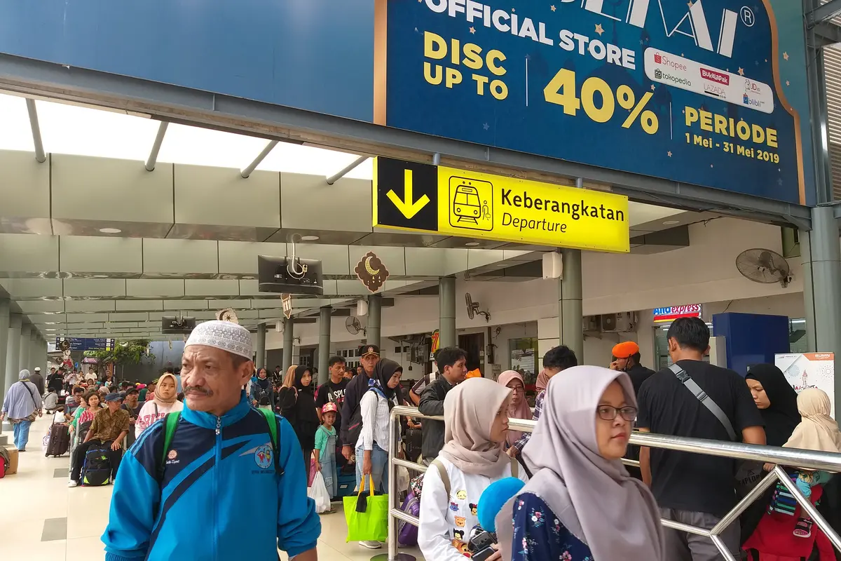 Hari kedua Idul Fitri 1440 Hijriah, Stasiun Senen masih ramai didatangani oleh para pemudik yang akan menggunakan moda transportasi kereta api.