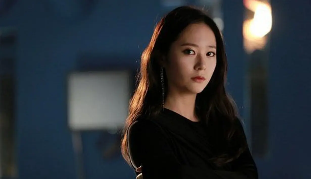 Gadis cantik kelahiran 24 Oktober 1994 ini tampak menghabiskan waktu dengan anak-anak. Ia terlihat menghabiskan waktu bersama siswa-siswa di sekolah dasar itu. (Foto: soompi.com)