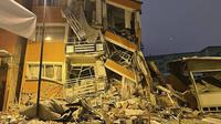 Sebuah bangunan runtuh terlihat setelah gempa bumi di Pazarcik, di provinsi Kahramanmaras, Turki selatan, Senin dini hari, 6 Februari 2023. Laporan The Guardian, Senin (6/1/2023) menyebut, sedikitnya 10 orang tewas di Turki setelah gempa mengguncang selatan negara itu dan juga Suriah utara, kata dua pejabat Turki. (Depo Photos via AP)