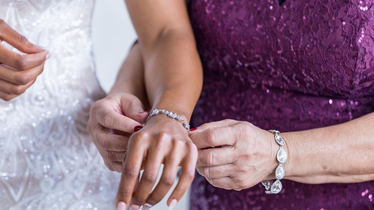 7 Model Baju Brokat untuk Ibu Pengantin Terbaru 2025, Tampil Memikat Dampingi Mempelai