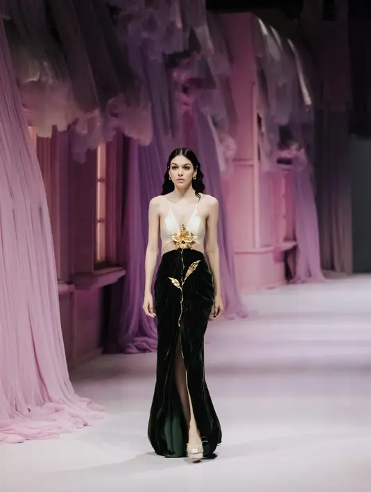 "Ide The Seed sendiri muncul ketika saya melihat kilas balik perjalanan yang telah membawa saya ke posisi saat ini. Sebuah perjalanan panjang yang saya jalani, seperti menyaksikan dan merasakan benih tumbuh menjadi flora indah, di mana itu adalah posisi saya sekarang, yang amat saya syukuri," ungkap Hian Tjen. Foto: Document/Hian Tjen.