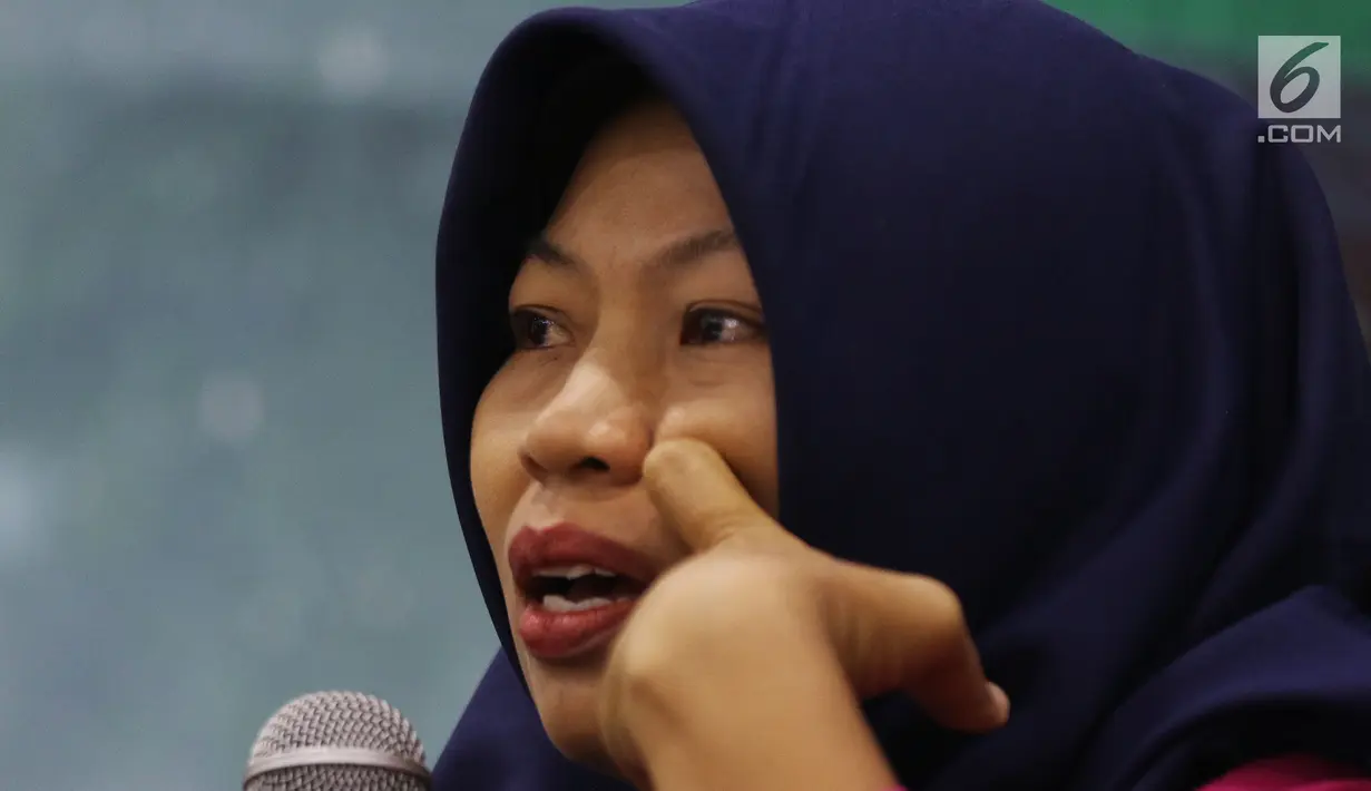 Terpidana kasus pelanggaran UU ITE Baiq Nuril berbicara dalam diskusi Dialektika Demokarasi di Kompleks Parlemen Senayan, Jakarta, Rabu (10/7/2019). Baiq menyatakan tidak ingin kasusnya dialami oleh para perempuan lain. (Liputan6.com/JohanTallo)