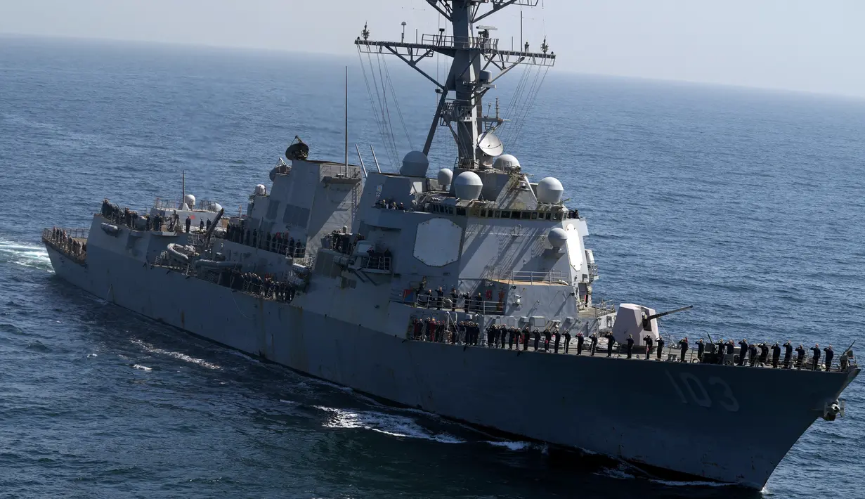 Sebuah kapal perang Amerika Serikat mengikuti latihan multinasional AMAN-23 di Laut Arab dekat Karachi, Pakistan, 13 Februari 2023. Kapal perang lebih dari 50 negara termasuk Amerika Serikat, China, Jepang, dan Indonesia berpartisipasi dalam latihan multinasional lima hari yang diselenggarakan oleh Angkatan Laut Pakistan di Laut Arab untuk meningkatkan kerja sama dalam menjaga keamanan laut dari perompak, teroris, dan penyelundup. (AP Photo/Fareed Khan)