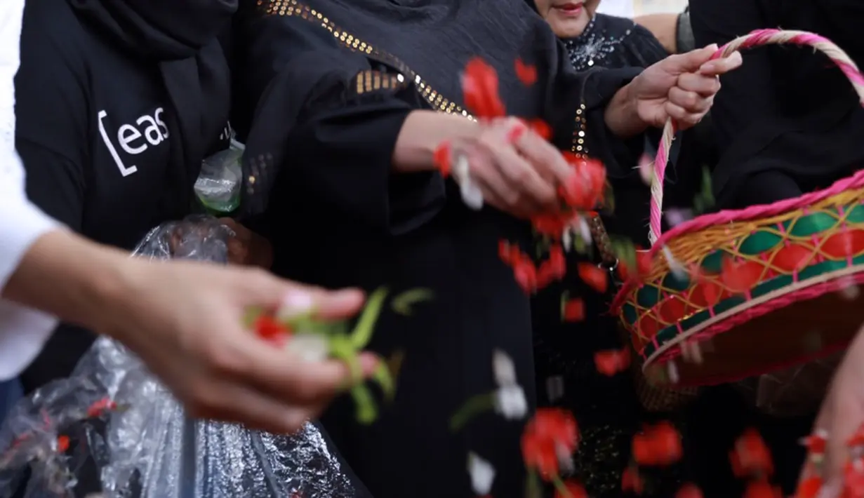 Dengan berurai air mata saat mengantarkan ke peristirahatan terakhir bundanya, Kristina mengaku mengiklaskan kepergiaannya. (Galih W. Satria/Bintang.com)