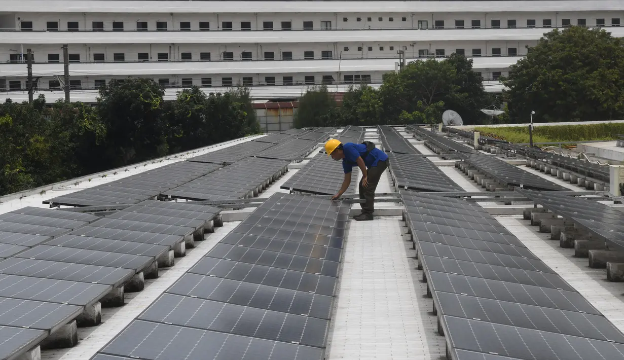 Pemprov Daerah Khusus Jakarta mendorong pemanfaatan Energi Baru Terbarukan (EBT) sebagai sumber energi alternatif diantaranya mendorong pembangunan PLTS pada atap-atap gedung. (merdeka.com/Arie Basuki)