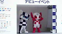 Maskot Olimpiade dan Paralimpik Tokyo 2020, Miraitowa (kiri) dan Someity (kanan) dalam acara debut mereka di Tokyo, Jepang, Minggu (22/7). Desain Miraitowa dan Someity dipilih oleh anak-anak sekolah dasar di Jepang. (AP Photo/Eugene Hoshiko)