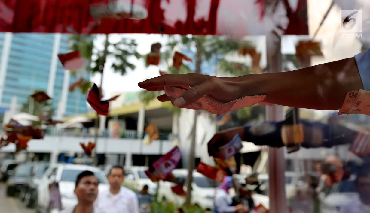 Pengunjung memasukan tangan untuk mendapatkan uang secara cuma-cuma ke dalam mobil boks Shopback di Plaza Festival  Kuningan, Jakarta, Kamis (24/5). Kegiatan ini merupakan bentuk kampanye belanja online secara hemat. (Liputan6.com/Fery Pradolo)