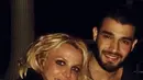 Hubungan Britney dan Sam sudah semakin menunjukan keseriusannya. Keduanya pun dikabarkan akan melenggang ke jenjang pernikahan. Mereka siap bertunangan dan sudah menentukan jadwal pernikahan. (Instagram/britneyspears)