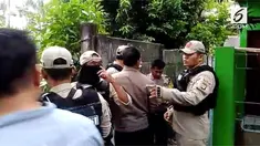 Densus 88 menggeledah rumah terduga teroris di kawasan Cipayung, Jakarta Timur, Selasa (30/05/17). 