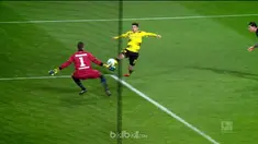 Berita video aksi pemain Borussia Dortmund, Christian Pulisic, terbaik pekan ke-17 Bundesliga 2017-2018. This video presented by BallBall.