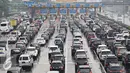 Kendaraan terjebak macet di Gerbang Tol Cibubur Utama, Jakarta, Kamis (5/5). Tingginya volume kendaraan dari Jakarta yang menuju Bogor dan sekitarnya selama masa libur membuat arus lalu lintas di kawasan tersebut macet. (Liputan6.com/Immanuel Antonius)