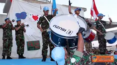 Para Prajurit TNI memanfaatkan peralatan Korsik untuk menciptakan sebuah grup marching band yang berjumlah 24 personel. (Pengirim: Badarudin Bakri)