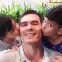 Atalarik Syach resmi bercerai dengan Tsania Marwa pada 15 Agustus 2017. Atalarik berhasil mendapatkan hak asuh kedua anaknya bernama Syarid dan Shabira. Kini ia selalu mencurahkan seluruh tenaganya untuk kebahagiaan kedua buah hati. (Liputan6.com/IG/atalariksyach)