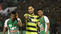 Pemain PS TNI, Manahati Lestusan(kiri) Bercanda bersama Kiper Persija Jakarta, Andritany dan pemain PS TNI lainya Suhandi (kanan) pada laga lanjutan Piala Jenderal Sudirman, Di Stadion  Manahan, Solo, Selasa (15/12/2015). (bola.com/Nicklas Hanoatubun)